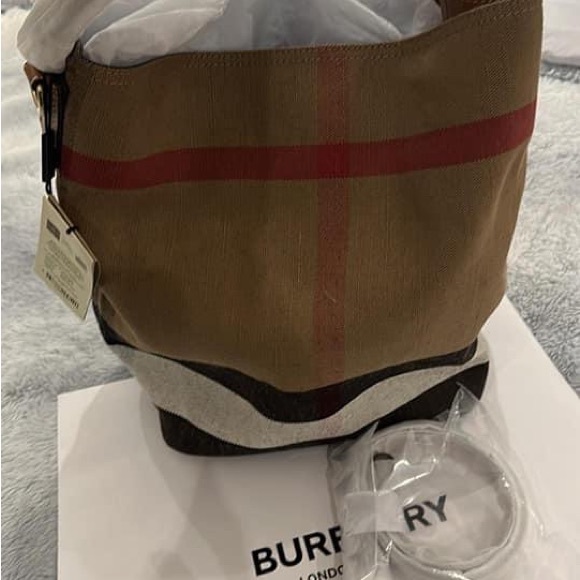 Brand new burberry bucket bag. - Picture 3 of 3